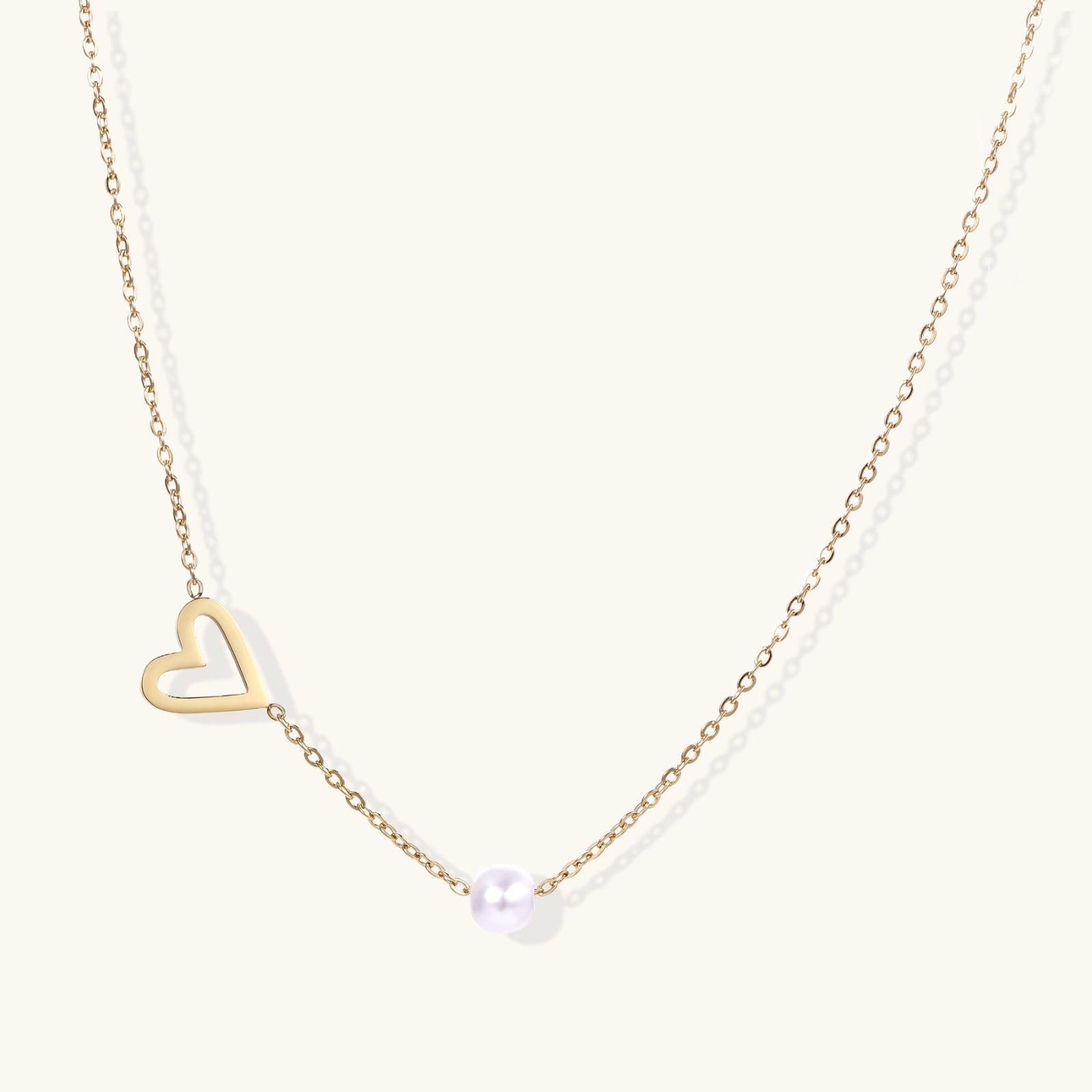 Heart and pearl pendant necklace in gold-tone