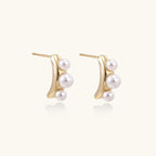 Three-pearl curved stud earrings detail