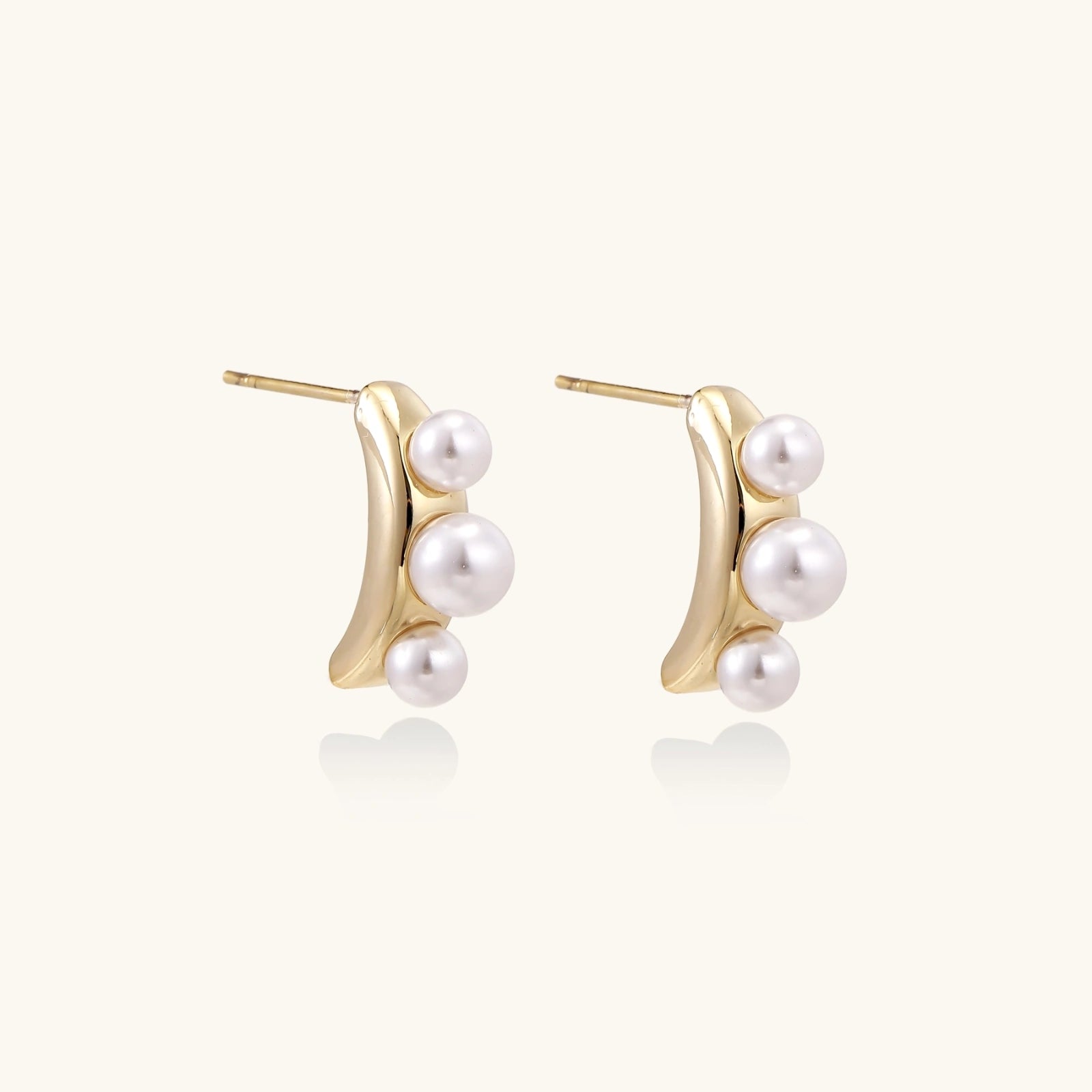 Three-pearl curved stud earrings detail