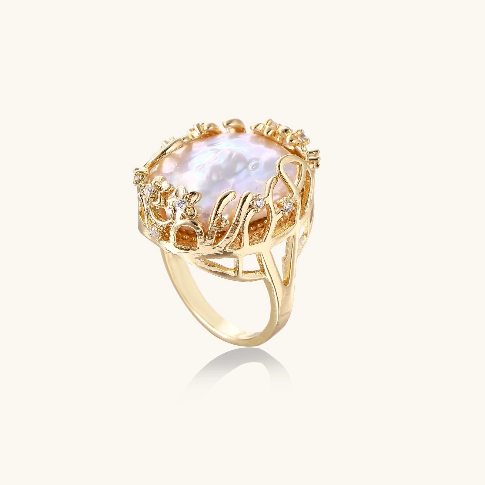 Baroque pearl crown ring detail