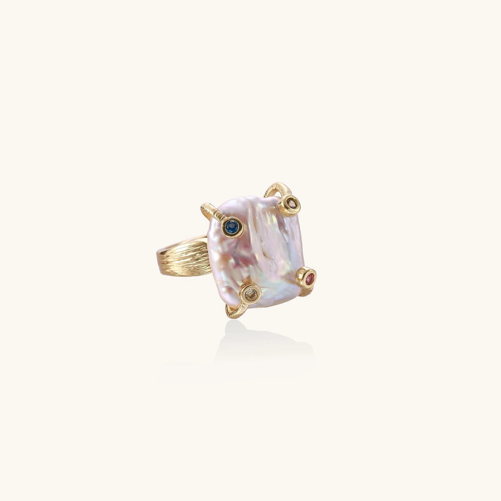 Baroque pearl ring detail