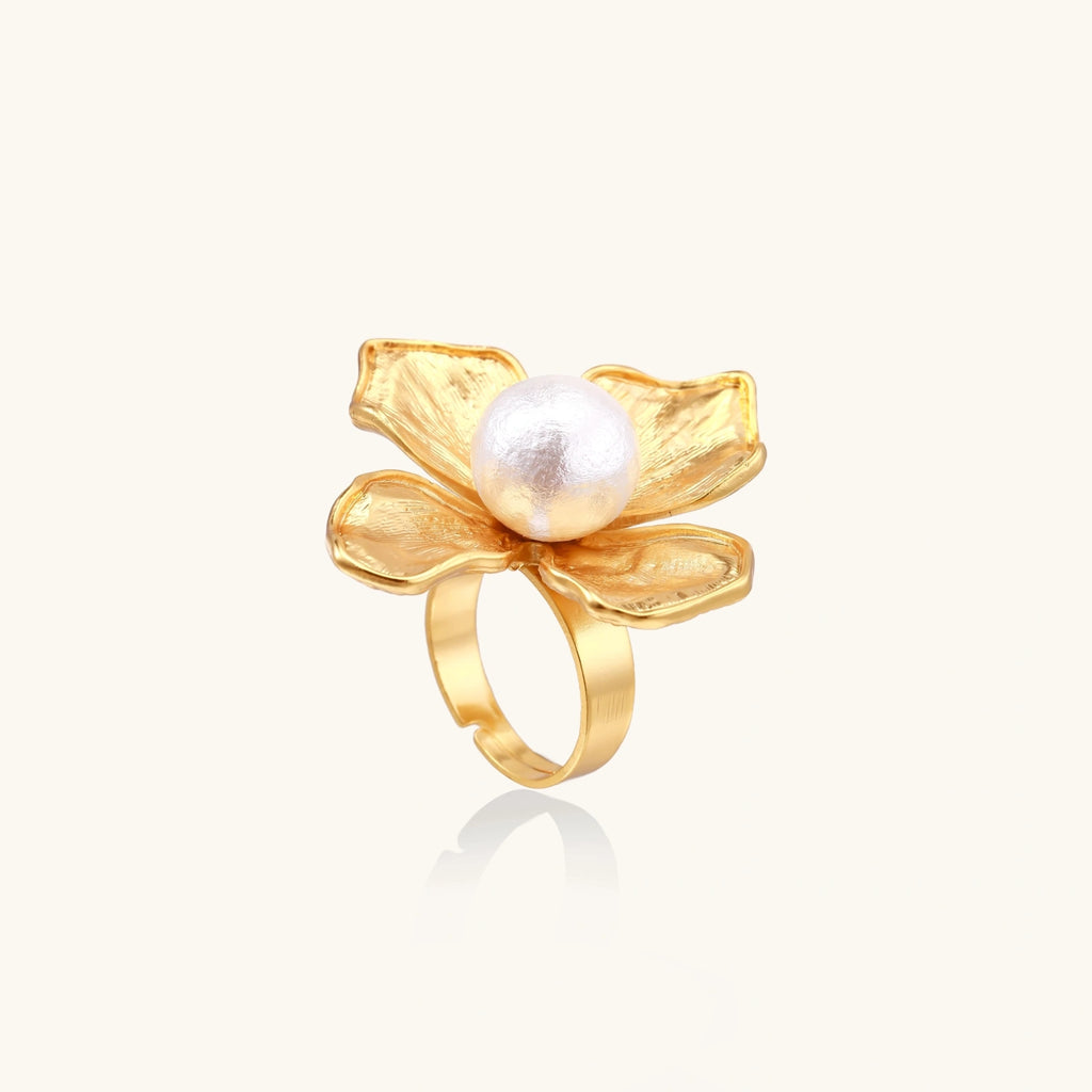 Blooming pearl flower ring in gold-tone