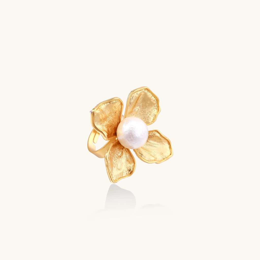 Flower statement ring detail